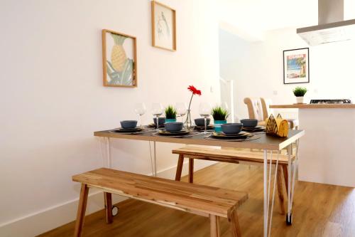 Modern New House - Great Location - Garden - Parking - Fast WiFi - Smart TV - Stunning 2 Bedroom House sleeps up to 4! Only 5 mins drive to Sandbanks Beach 5