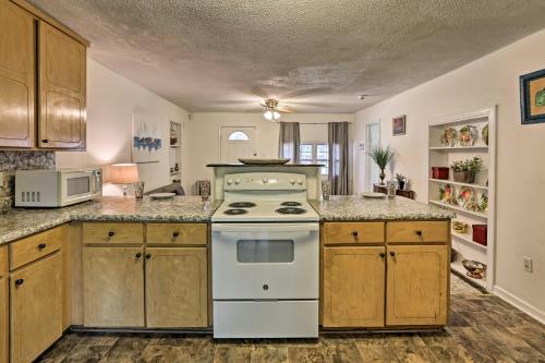 Bee Happy Bungalow about 13 Mi to St George Island! - image 3