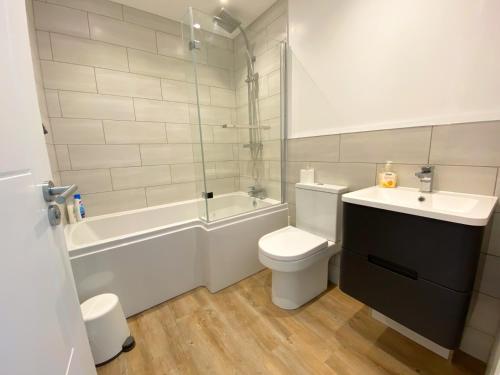 Bathroom, Stunning New House - Great Location - Garden - Parking - Fast WiFi - Smart TV - Beautiful 2 Bedroom  near Little Heath