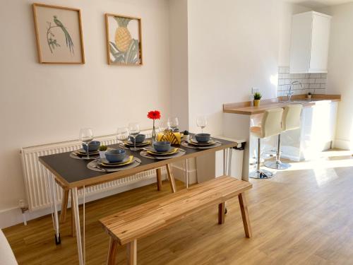 Stunning New House - Great Location - Garden - Parking - Fast WiFi - Smart TV - Beautiful 2 Bedroom  near Little Heath