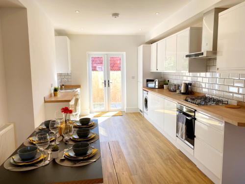Stunning New House - Great Location - Garden - Parking - Fast WiFi - Smart TV - Beautiful 2 Bedroom  near Little Heath