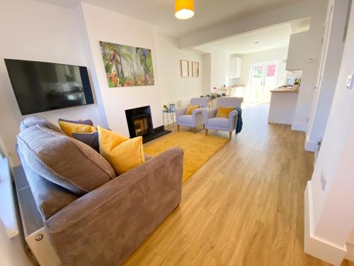 Stunning New House - Great Location - Garden - Parking - Fast WiFi - Smart TV - Beautiful 2 Bedroom  near Little Heath