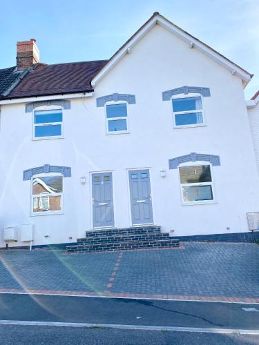 Exterior view, Stunning New House - Great Location - Garden - Parking - Fast WiFi - Smart TV - Beautiful 2 Bedroom  near Little Heath