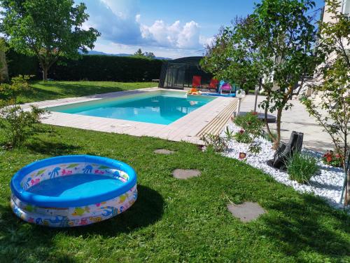 Iekārtas, Chalet de TARA - Grand appartement esprit chalet - piscine chauffée - Genève (Chalet de TARA - Grand appartement esprit chalet - piscine chauffee - Geneve) in Collonges-sous-Saleve (Rhone-Alpes)