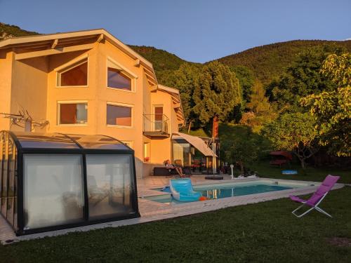 Dārzs, Chalet de TARA - Grand appartement esprit chalet - piscine chauffée - Genève (Chalet de TARA - Grand appartement esprit chalet - piscine chauffee - Geneve) in Collonges-sous-Saleve (Rhone-Alpes)