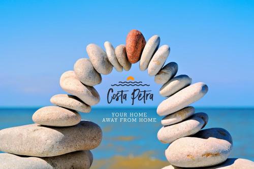 Costa Petra - Luxury Seaside Cottage with Garden - Vacation House for families in Greece gîte à louer Sidirodromikós Stathmós Papapoulíou