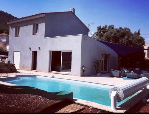 Villa contemporaine piscine cadre familial gîte à louer Les Grands