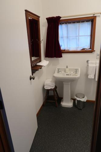 Bathroom, The Tinkers Cottage in Clyde