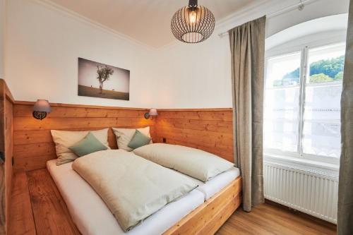 1 queen bed, 1 sofa bed