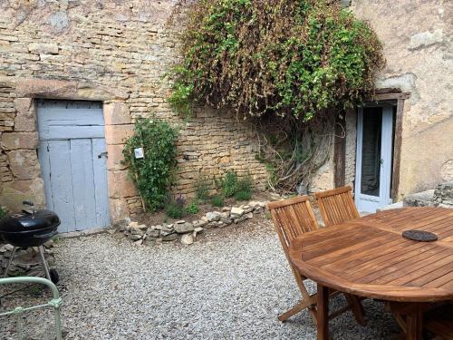 Maison de village en centre bourg avec jardin gîte à louer Noyers-sur-Serein