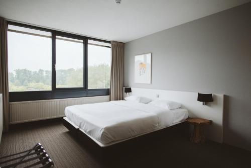 Buitenplaats Vaeshartelt The 3-star Buitenplaats Vaeshartelt offers comfort and convenience whether youre on business or holiday in Maastricht. The hotel has everything you need for a comfortable stay. Service-minded staff w