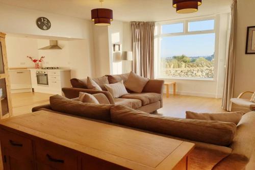 24 CLIFF APARTMENT-3 BED-GROUND FLOOR-SEA VIEWS