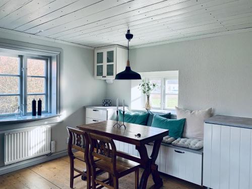 2 bedrooms, 4 beds