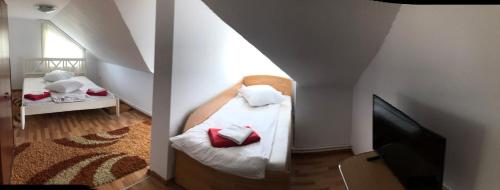1 double bed, 1 twin bed