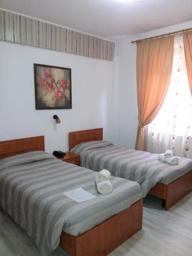 Twin Room image 3