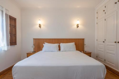 Bertolina Guest House Cheerfulway Bertolina Mansion is conveniently located in the popular Albufeira Centro area. The property features a wide range of facilities to make your stay a pleasant experience. 24-hour front desk