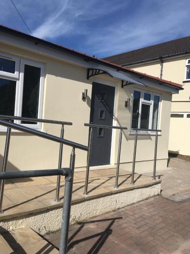 Beechfield House Modern studio self-contained unit with free WiFi and Parking and kitchen area 4m fr