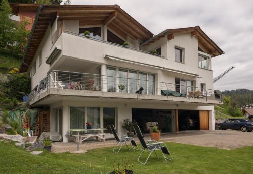 Grava - Ferienwohnung für max. 2 Personen, Pension in Laax bei Lumbrein