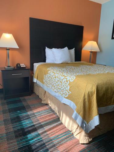 Days Inn by Wyndham Greenwood SC in Greenwood, USA
