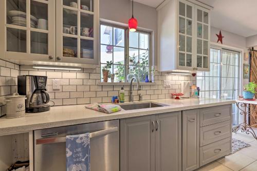 Dog-Friendly Wine Country Retreat Less Than 2 Mi to Plaza! - image 4