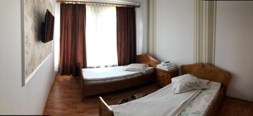 1 double bed, 2 twin beds