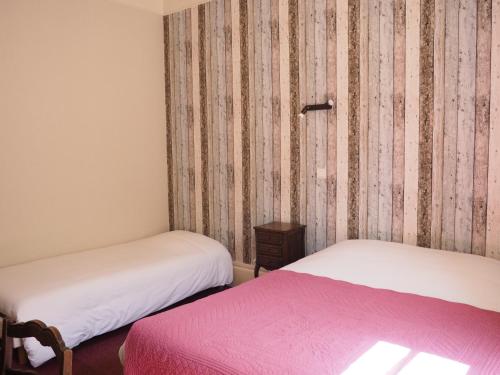 1 double bed, 1 twin bed