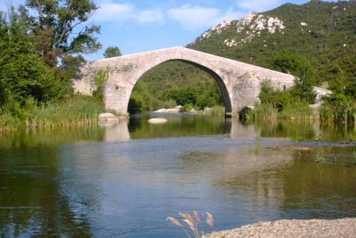 Demeure traditionnelle en pierre avec piscine