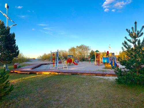 兒童遊樂場, Hotel Rojas Pērle (Hotel Rojas Perle) in 羅亞