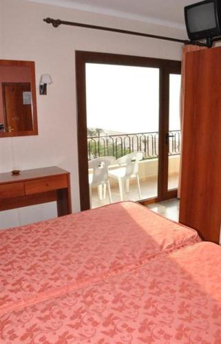 Double or Twin Room with Front Sea View (2 Adults + 1 Child)