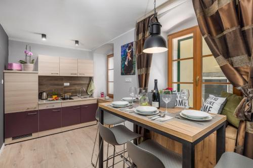 4 Season Apartments