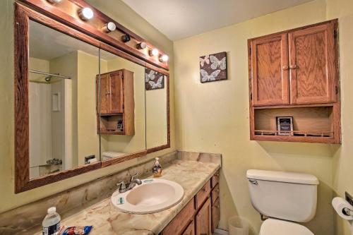 Quiet and Convenient Home 6 Mi to Stone Mtn!