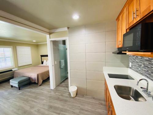 Le Blanc Inn & Suites – El Monte, CA