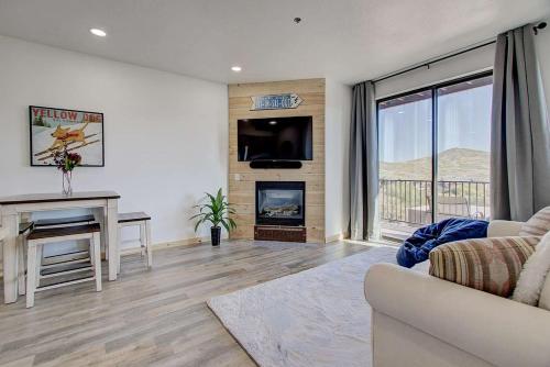 Updated Lakeview Condo Near Jordanelle - image 3