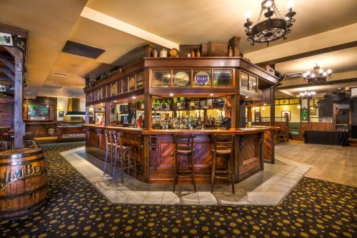 مطعم, Nightcap at Monash Hotel in كلايتون