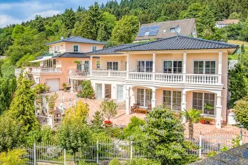 Villa Eifelpalace am Nürburgring in Adenau, Deutschland