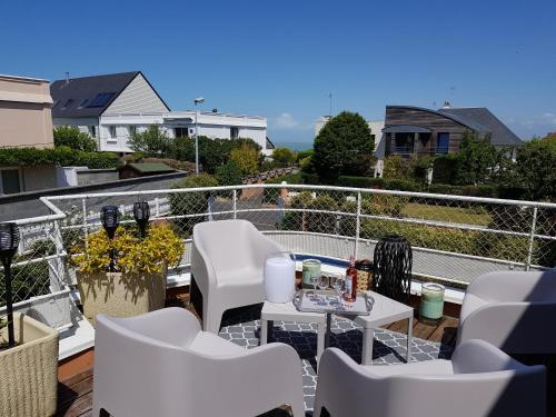 La terrasse, jacuzzi et vue mer à 100m de la plage