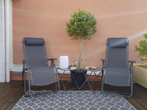 La terrasse, jacuzzi et vue mer à 100m de la plage