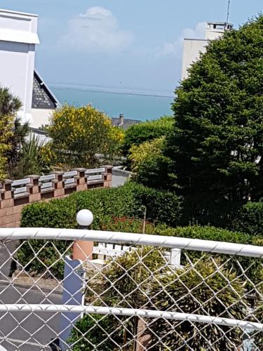 La terrasse, jacuzzi et vue mer à 100m de la plage