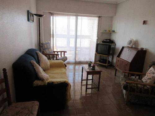 Appartment with swimming pool front of the sea - image 11