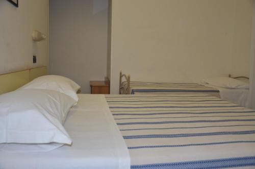 Triple Room with Balcony image 6