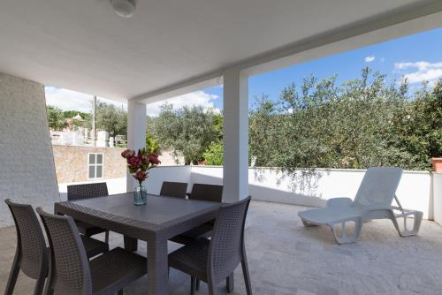 2 bedrooms, 3 beds