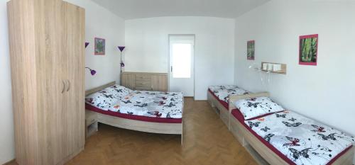 1 double bed, 2 twin beds, 1 sofa bed