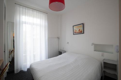 1 queen bed, 2 twin beds