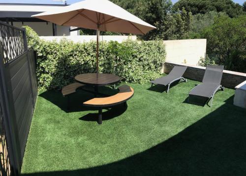 Les Jasmins - Tap to explore photos