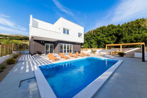 4 bedrooms, 6 beds