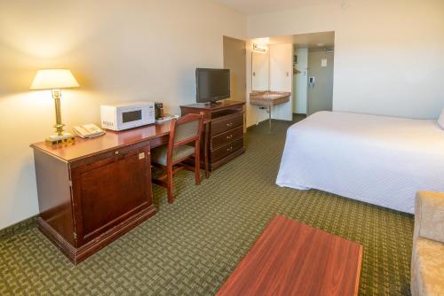 Ramada by Wyndham Thunder Bay Airlane Hotel