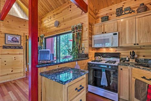 StrawberryandPine Studio Cabin with Outdoor Oasis!