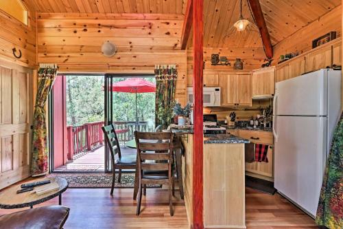 StrawberryandPine Studio Cabin with Outdoor Oasis!