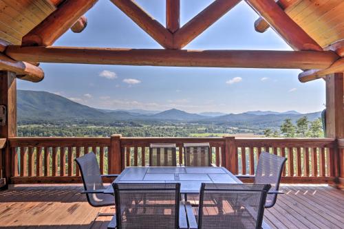Lodge Mahal Mountain Home with 2 Decks and Hot Tub!