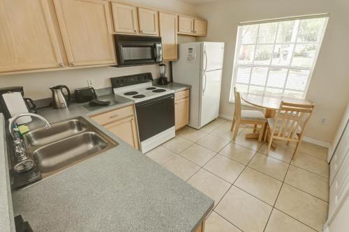 Lyn's Southern Dunes Vacation Home - main image
